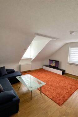 Wohnzimmer - 2-Zimmer Dachgeschosswohnung in zentrumsnaher Lage