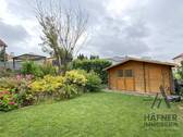 Gartenhaus mit Blumenbeet - 