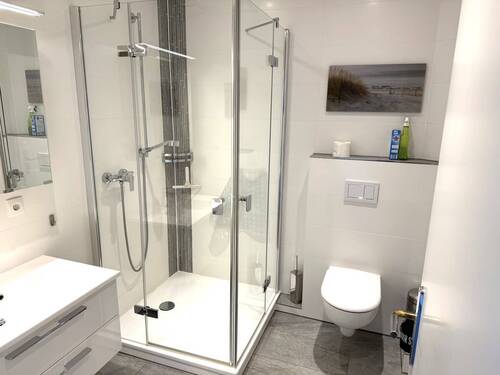 modernisiertes Bad mit Dusche - 