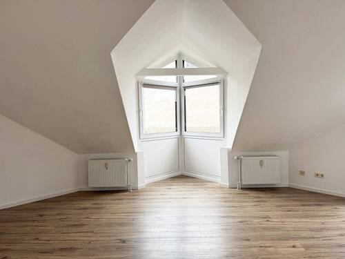 Blick ins Wohnzimmer - Dachgeschosswohnung in zentraler Lage von Bad Vilbel – nur wenige Schritte zum Kurpark!