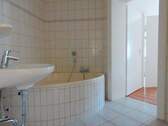 Bad mit Eckbadewanne - Etagenwohnung mit 74,00 m² in Görlitz zur Miete