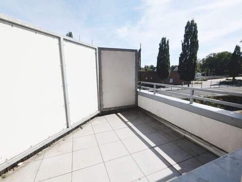 Schöner Balkon mit Platz für Esstisch - 