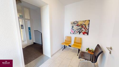 Kleines Wartezimmer vor der Praxis - 