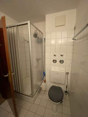 Bad mit Dusche - 