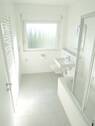 Helles, gepflegtes Badezimmer - 