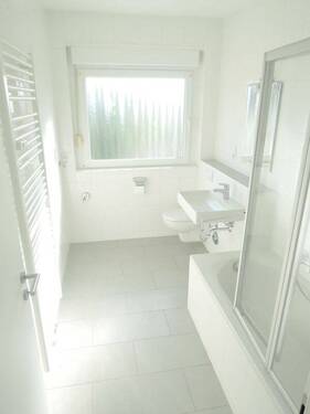 Helles, gepflegtes Badezimmer - 