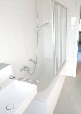 Badewanne mit Duschwand - 