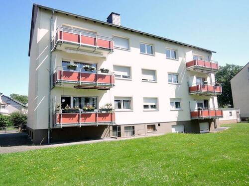 Rückansicht mit Balkonen - Renovierte, helle Zweizimmerwohnung mit Balkon nahe der Innenstadt
