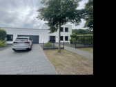 Ansicht mit Garage (elektr. Sektionaltor) - 