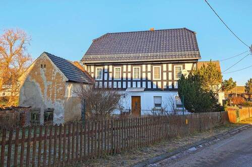 Straßenansicht auf Hauseingang - Einfamilienhaus - leerstehend - 25.000,00&nbsp;EUR Kaufpreis, ca.&nbsp; 115,00&nbsp;m&sup2;&nbsp;Wohnfl&auml;che