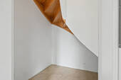 Vorratsraum unter der Treppe - 