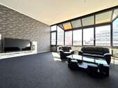 Lichtdurchflutetes Wohnzimmer mit hohen Decken - 