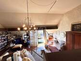 Helles Wohnzimmer mit Balkonzugang - 