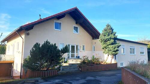 Eingang Norden.jpg - Mehrfamilienhaus, Wohnhaus mit 398,00 m² in Irchenrieth zum Kaufen