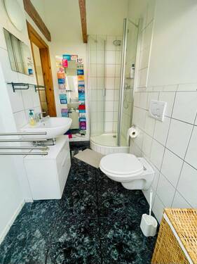 Bad mit Dusche, oben - 