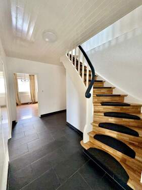 Flur - Einfamilienhaus mit 170,50 m&sup2; in Kaiserslautern zur Miete