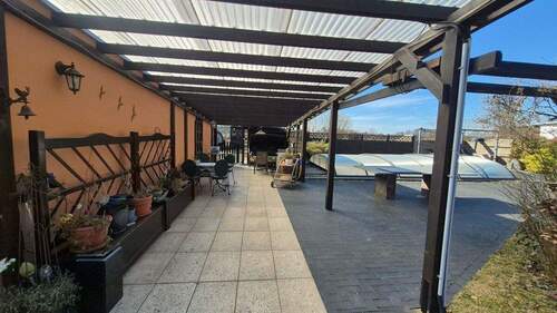 Nebengebäude und Poolbereich - 