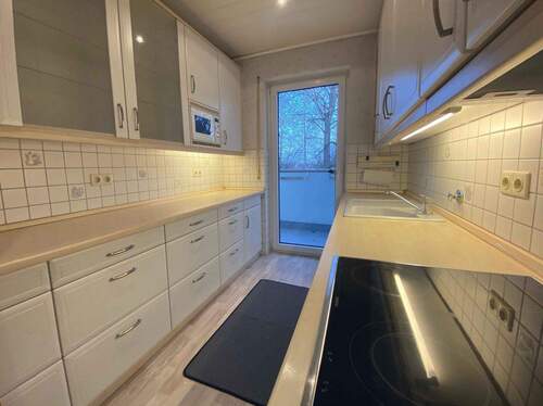 Küche mit Tür zum Balkon - 