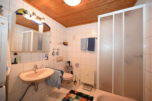 Badezimmer mit Dusche und Wanne - 