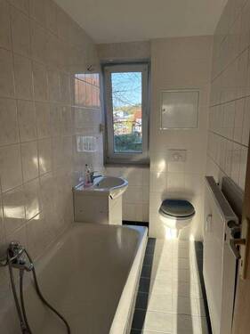 Bad mit Badewanne+Fenster - 