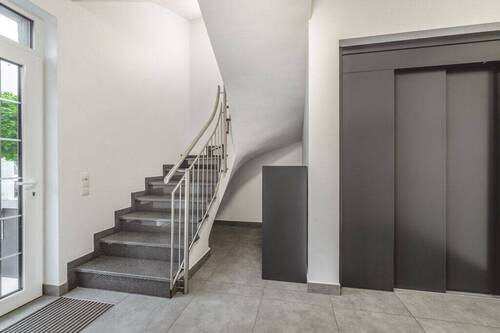 Treppenhaus mit Aufzug - Büro mit 377,00 m&sup2; in Würselen zur Miete