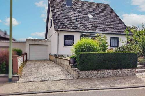 Straßenansicht Garage links - 