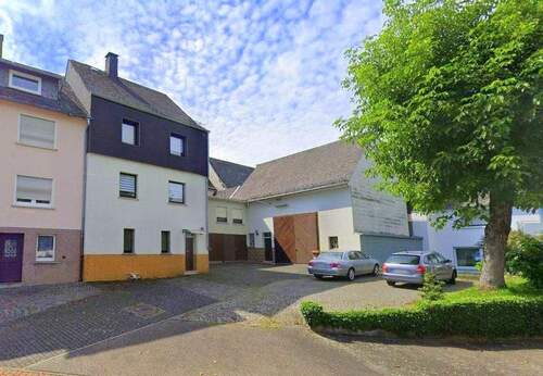 Gesamtansicht - Modernisiertes Einfamilienhaus mit Nebengebäuden im Herzen von Berzhahn