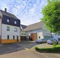 Modernisiertes Einfamilienhaus mit Nebengebäuden im Herzen von Berzhahn