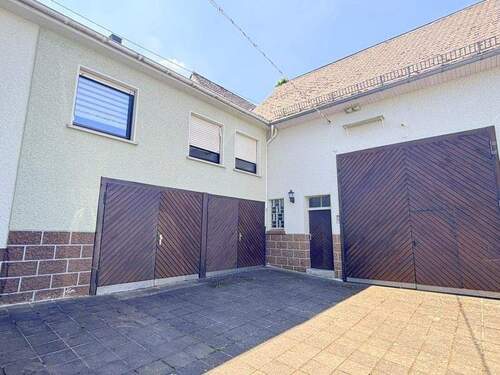 Garagen und Scheune - 6 Zimmer Einfamilienhaus in Berzhahn