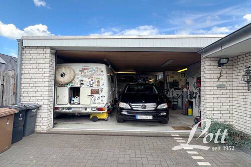 großzügige Doppelgarage - 