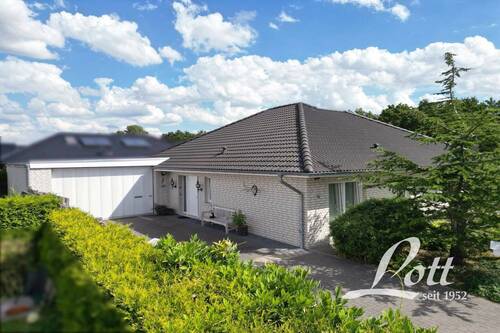 straßenseitige Ansicht - +Erstklassiger Bungalow mit wohnmobilgeeigneter Garage in attraktiver Siedlungslage in Augustfehn!+