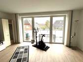Wohnzimmer mit Blick auf den Balkon - 3 Zimmer Etagenwohnung in Bremerhaven