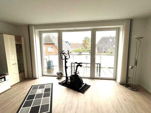 Wohnzimmer mit Blick auf den Balkon - 3 Zimmer Etagenwohnung in Bremerhaven