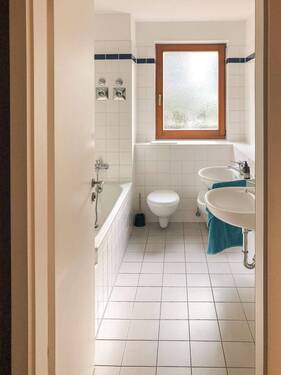 Bad mit Wanne und Dusche - 