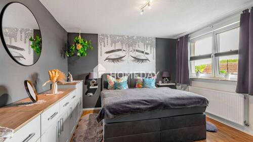 1. OG Schlafzimmer 1 - 