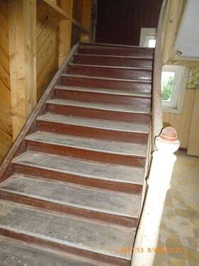 Treppe zum 1 Obergeschoß - 8 Zimmer Mehrfamilienhaus, Wohnhaus in Erbenhausen