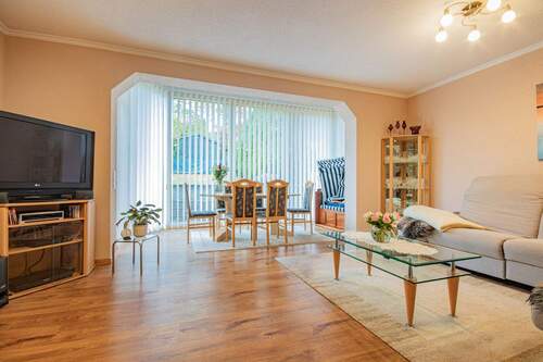 Wohnzimmer - 5 Zimmer Doppelhaushälfte in Häusern