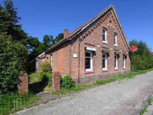 Aussenansicht Straßenseite - 8 Zimmer Mehrfamilienhaus, Wohnhaus zum Kaufen in Großefehn