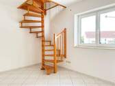 Zimmer mit Treppe zum DG - 