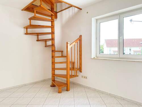 Zimmer mit Treppe zum DG - 