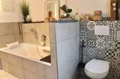 Badewanne und WC - 