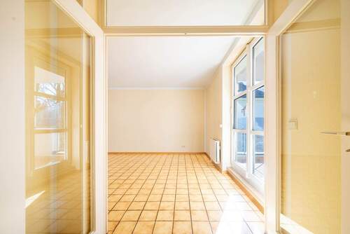 Blick ins Wohnzimmer - 2 Zimmer Etagenwohnung zum Kaufen in Berlin