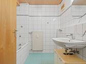 Badezimmer mit Waschmaschinenanschluss - 