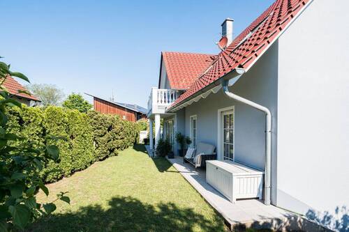 Außenansicht Garten - Jetzt einziehen! Modernes Zweifamilienhaus mit viel Platz und schönem Garten in Veitsbronn