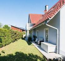 Jetzt einziehen! Modernes Zweifamilienhaus mit viel Platz und schönem Garten in Veitsbronn