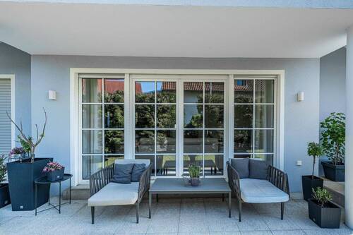 Terrasse - 8 Zimmer Mehrfamilienhaus, Wohnhaus in Veitsbronn