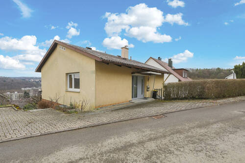 Straßenansicht - Charmantes Einfamilienhaus in TOP-Aussichtslage mit barrierefreiem Zugang - ELW möglich!