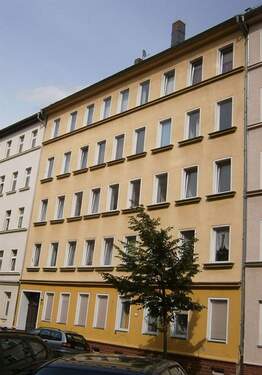 Hausansicht straßenseitig - TOP SINGLEWOHNUNG! 2-Zimmer Wohnung mit Balkon, Bad m. Fenster u. Wanne