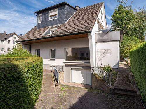 Außenansicht - Zentral aber ruhig gelegen: Zweifamilienhaus mit gut geschnittenen Wohnungen in Arnsberg!