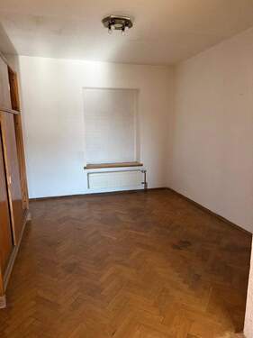 Zimmer mit Parkettfußboden - 